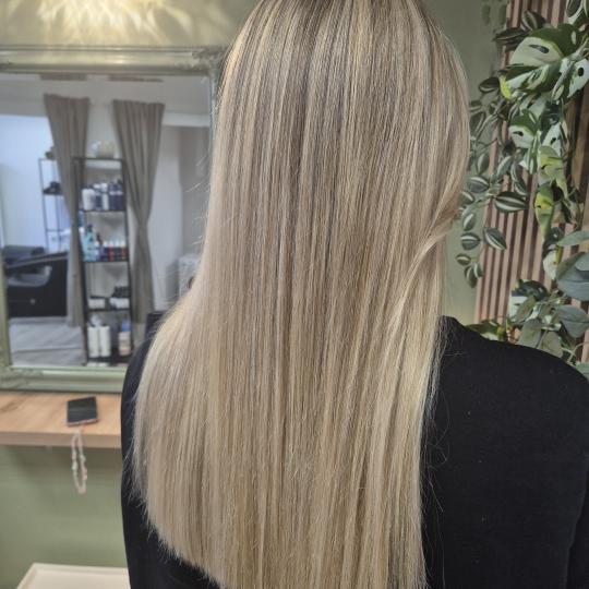 Marti stil #zagreb Pramenovi Pramenovi na foliju + žensko šišanje + fen frizura - ekstra duga kos