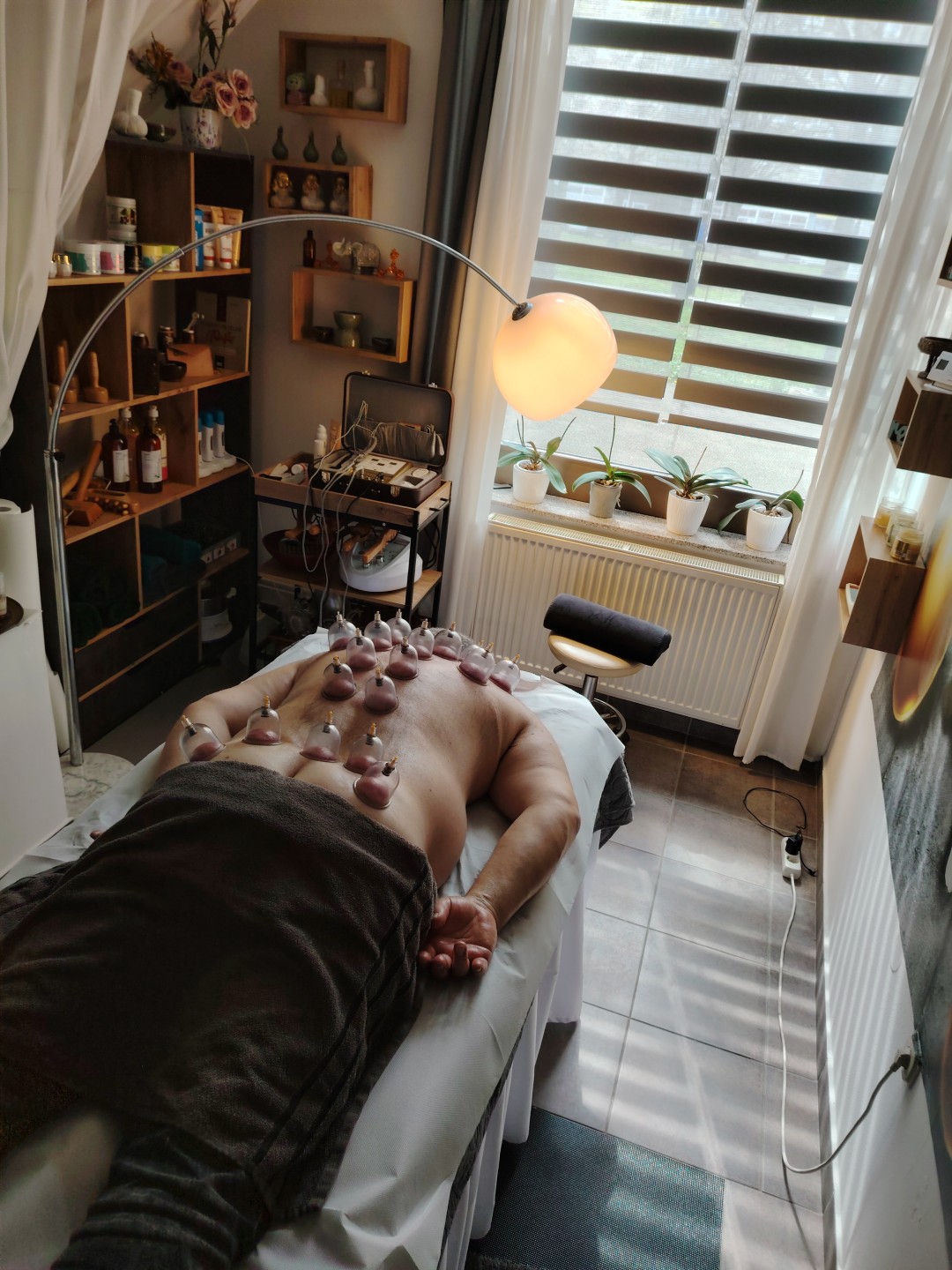 Nirvana Life Therapy #zagreb Masaža leđa Kombinacija masaže leđa, cupping terapije i masaže stopala AKCIJA!!!