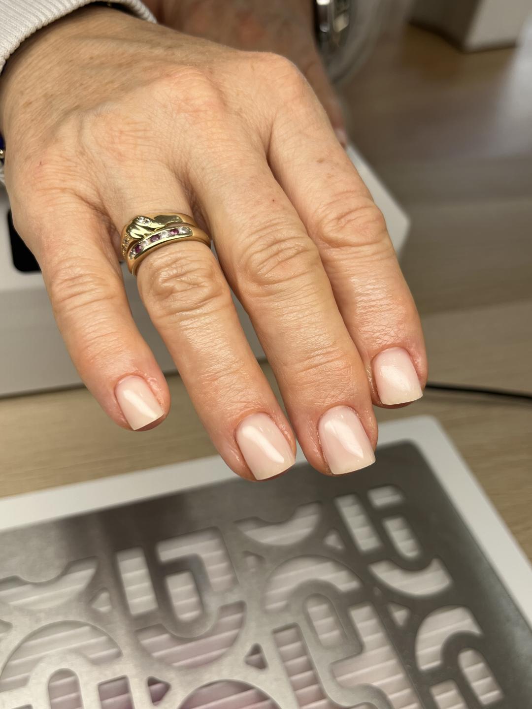 Mia’s Beautique #zagreb Gel lak Comby manikura i gradivni trajni lak -ruke