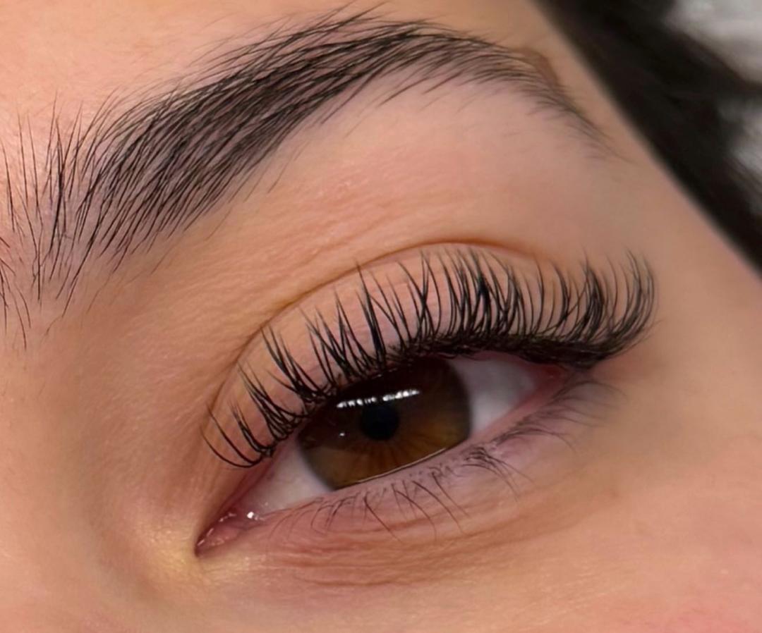 Ugradnja klasičnih trepavica - Unique beauty studio, Zagreb Nadogradnja trepavica Lice Nadogradnja trepavica, Zagreb, Trešnjevka – sjever