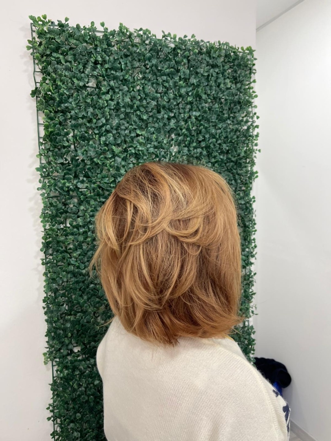 Bojanje cijele dužine + feniranje - kosa srednje dužine - Jo, Split Bojanje kose Frizerski saloni Bojanje kose, Split, Centar