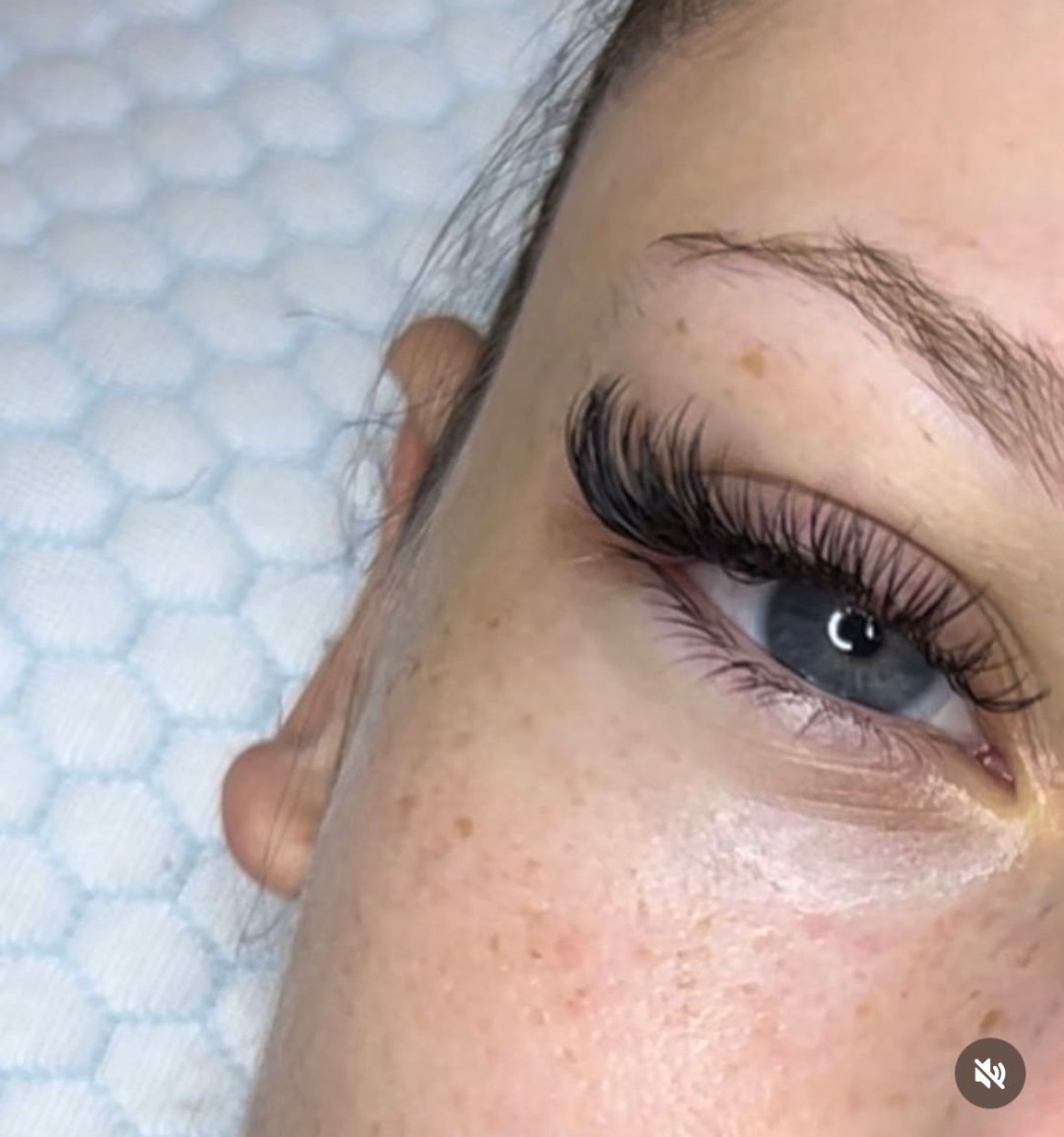 Ugradnja volumenskih trepavica - Glow Differently, Zagreb Nadogradnja trepavica Lice Nadogradnja trepavica, Zagreb, Donji grad - Centar