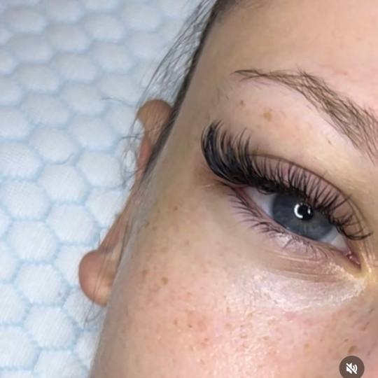 Glow Differently #zagreb Nadogradnja trepavica Ugradnja volumenskih trepavica