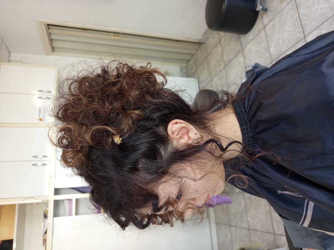 Wikleraj & Frajeraj #zagreb Svečane i frizure za svadbu Svečana frizura dignuta kosa - poluduga kosa