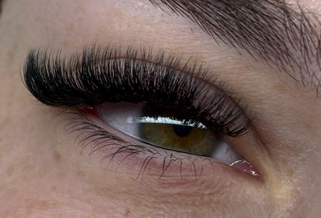 Ugradnja volumenskih trepavica - Sis Beauty Room, Zagreb Nadogradnja trepavica Lice Nadogradnja trepavica, Zagreb, Donji grad - Centar