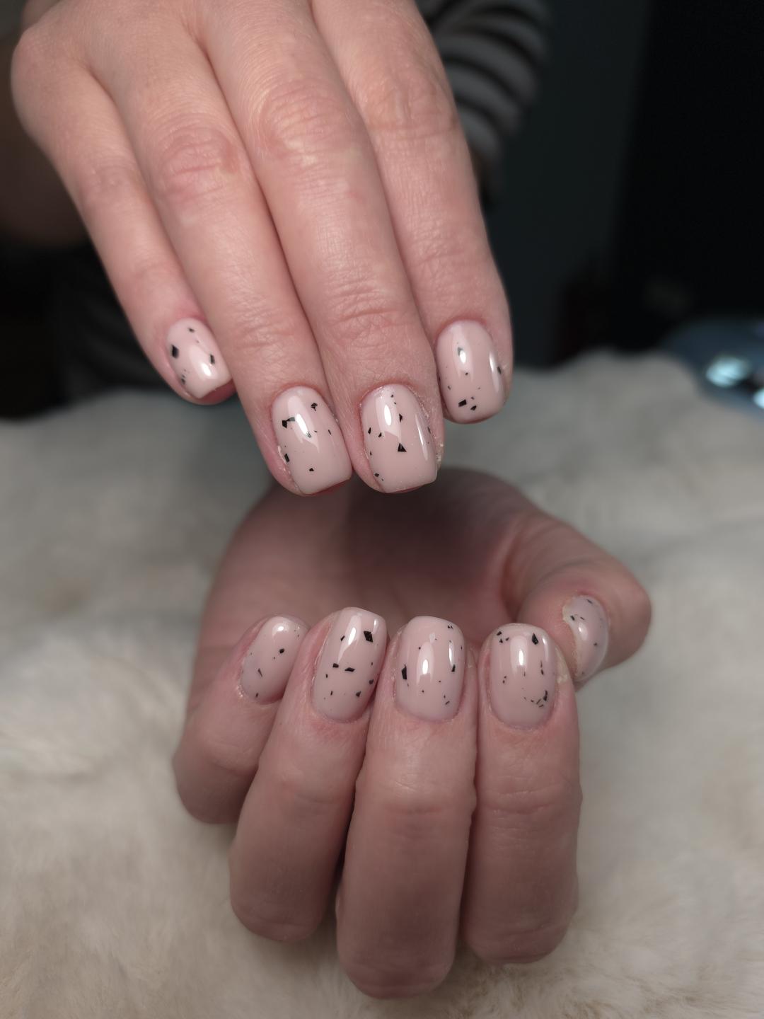 Daniva brow and beauty #zagreb Gel lak Ojačani trajni lak - ruke