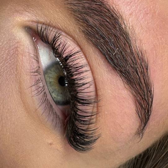 MOELL beauty #zagreb Nadogradnja trepavica Nadopuna volumenskih trepavica - do 4 tjedna Trepavice