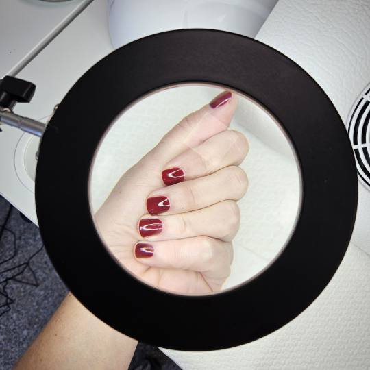 Anahata Beauty & Balance studio #zagreb Manikura Manikura + lakiranje noktiju Vječna crvena za svak