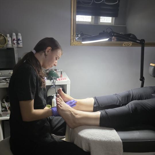 Queen Studio #zagreb Estetska pedikura Estetska pedikura Pedikura je tretman njege stopala koji uklj