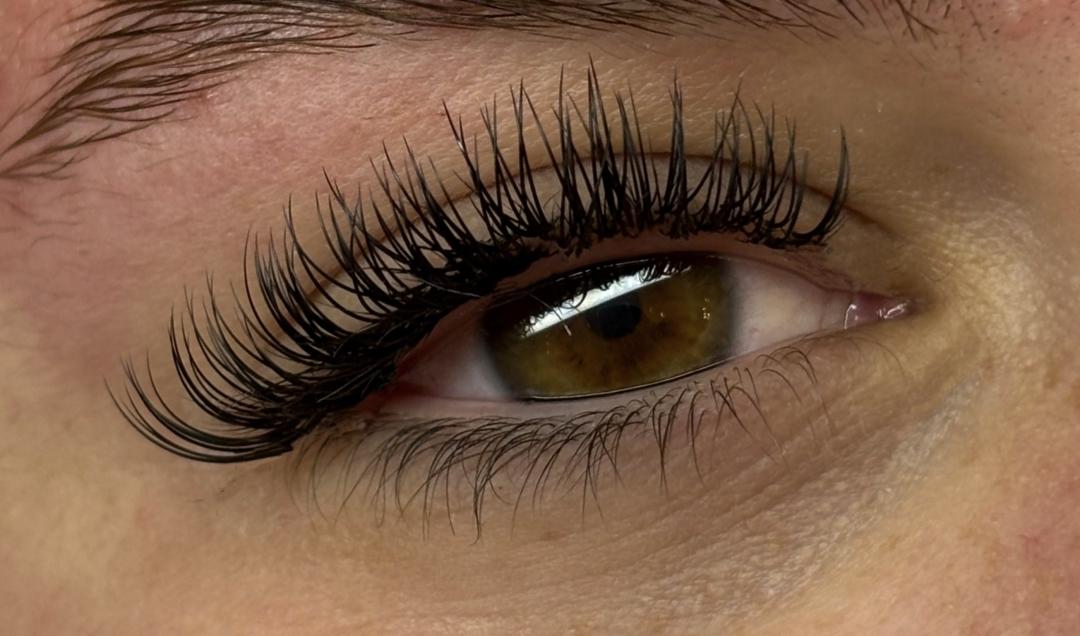 Ugradnja klasičnih trepavica - Sis Beauty Room, Zagreb Nadogradnja trepavica Lice Nadogradnja trepavica, Zagreb, Donji grad - Centar