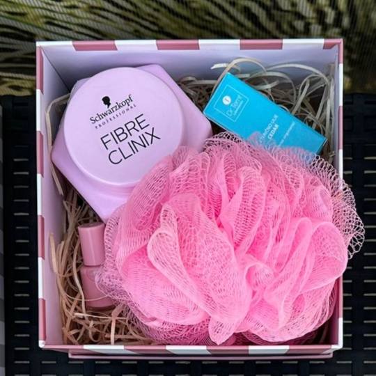 Hairlookboutique #zagreb SPA Spa Box SPA BOX 
Sadrži:
1. Schwarzkopf maska za obojenu kosu 250 ml