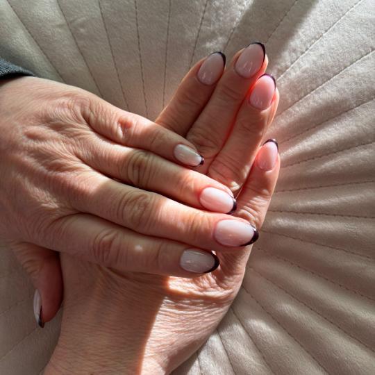 Glow Differently #zagreb Nadogradnja noktiju Ugradnja noktiju - S dužina