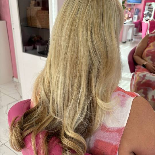 Beauty Studio Amina #zagreb Bojanje kose Površinski pramenovi + bojanje izrasta + fen frizura - eks