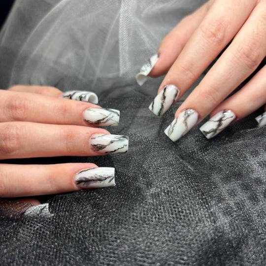 Glow Differently #zagreb Nadogradnja noktiju Ugradnja noktiju - L dužina