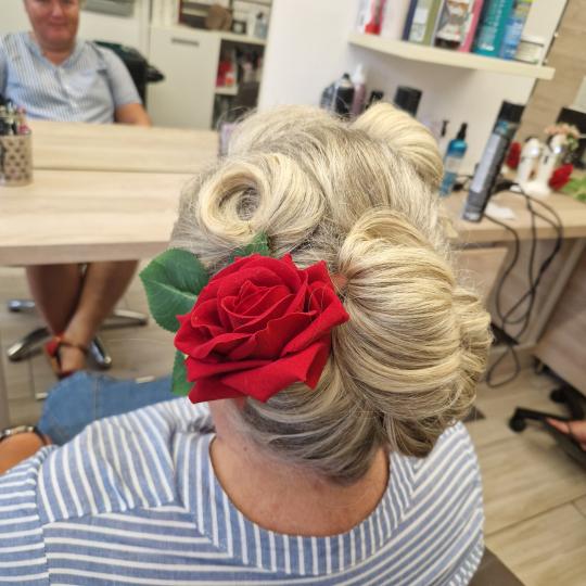 Frizerski salon W #zagreb Svečane i frizure za svadbu Svečana frizura - ekstra duga kosa
