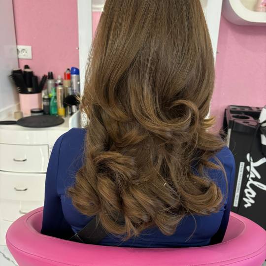 Beauty Studio Amina #zagreb Feniranje i stiliziranje Feniranje na valove / kovrče - duga kosa