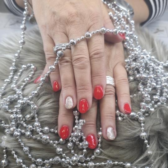 Aura - Zagreb #zagreb Manikura Trajni lak + manikura Jedni crveni za jednu posebnu damu 😊