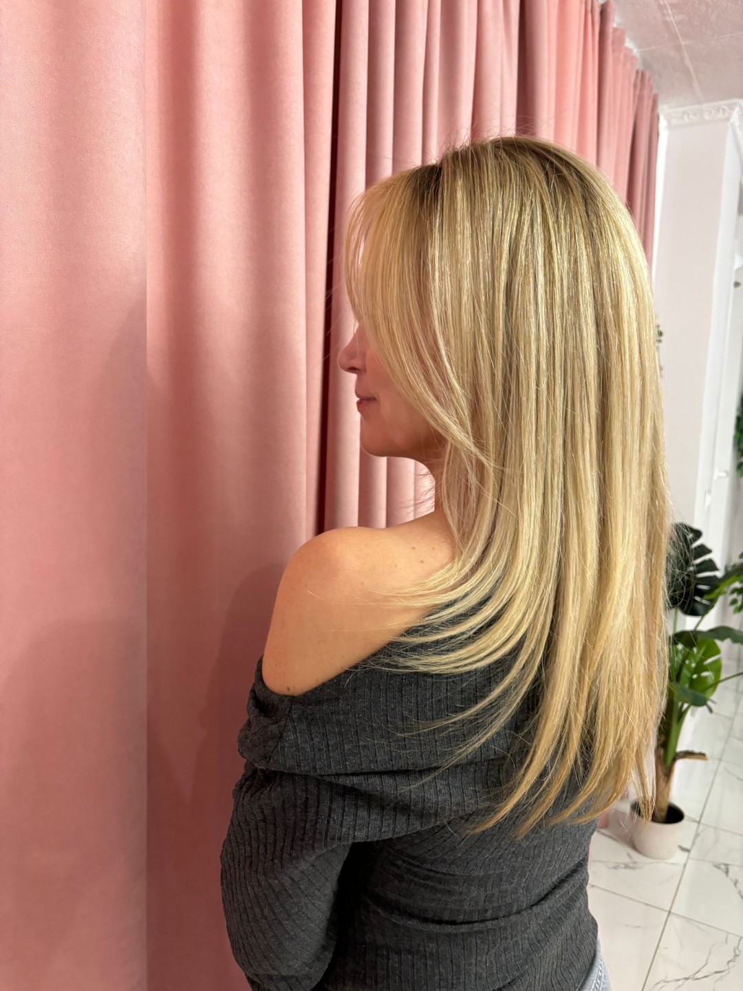 Feniranje na ravno - duga kosa - Beauty Studio Amina, Zagreb Feniranje i stiliziranje Frizerski saloni Feniranje i stiliziranje, Zagreb, Gornja Dubrava