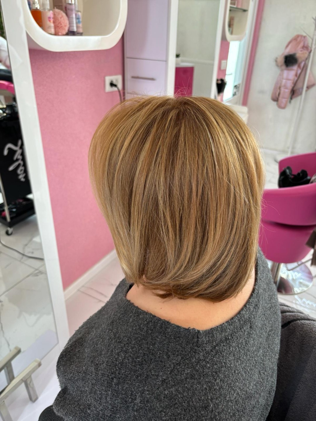 Beauty Studio Amina #zagreb Bojanje kose Bojanje cijele dužine + šišanje + fen frizura - kratka kosa