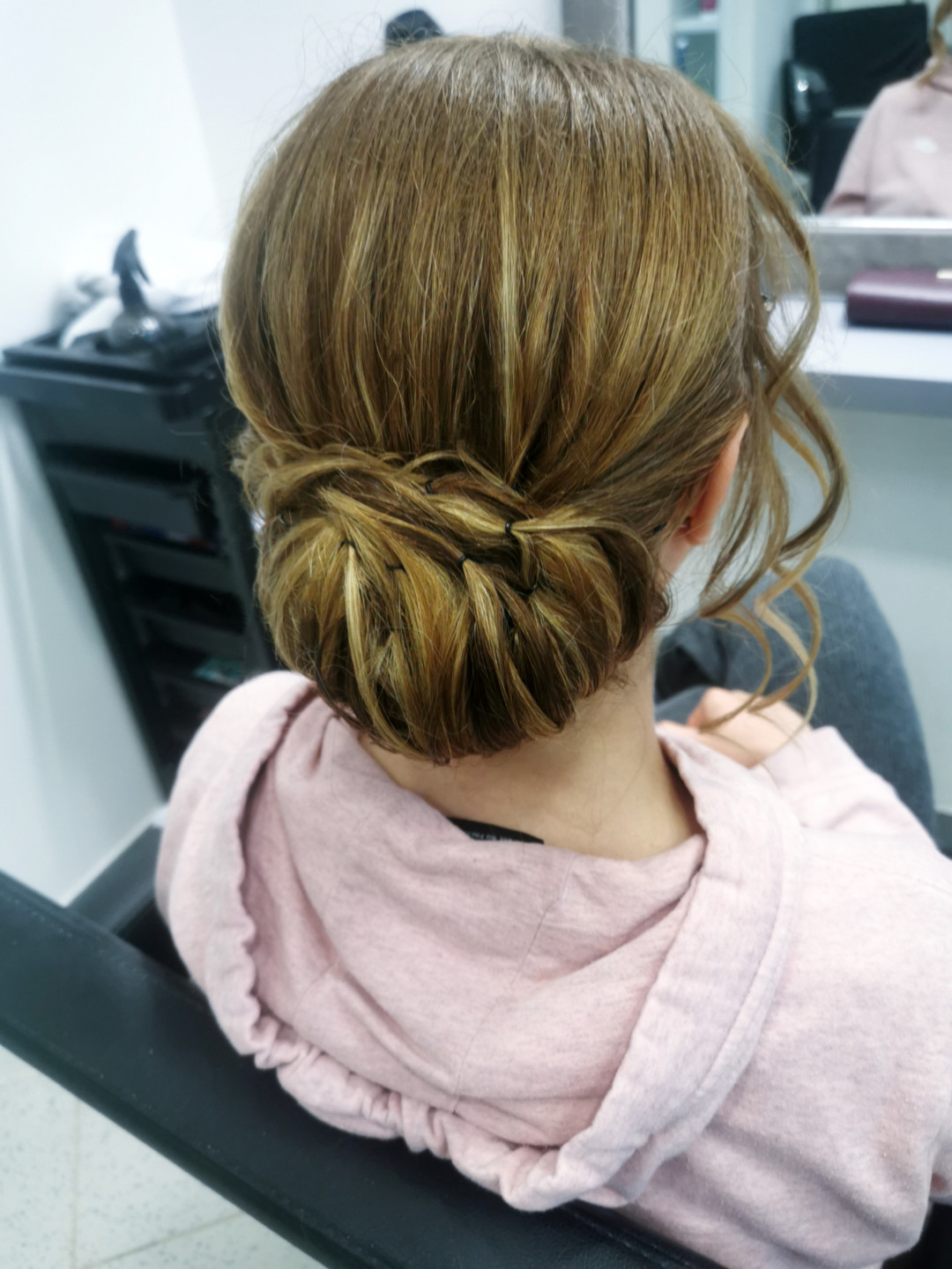 Svečana frizura - kosa srednje dužine - Silvija, Zagreb Svečane i frizure za svadbu Frizerski saloni Svečane i frizure za svadbu, Zagreb, Črnomerec