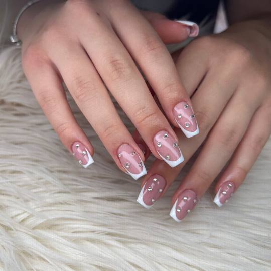 Beauty Centar Miss #zagreb Izlivanje noktiju Izlivanje noktiju gelom - M dužina Gel M + nail art