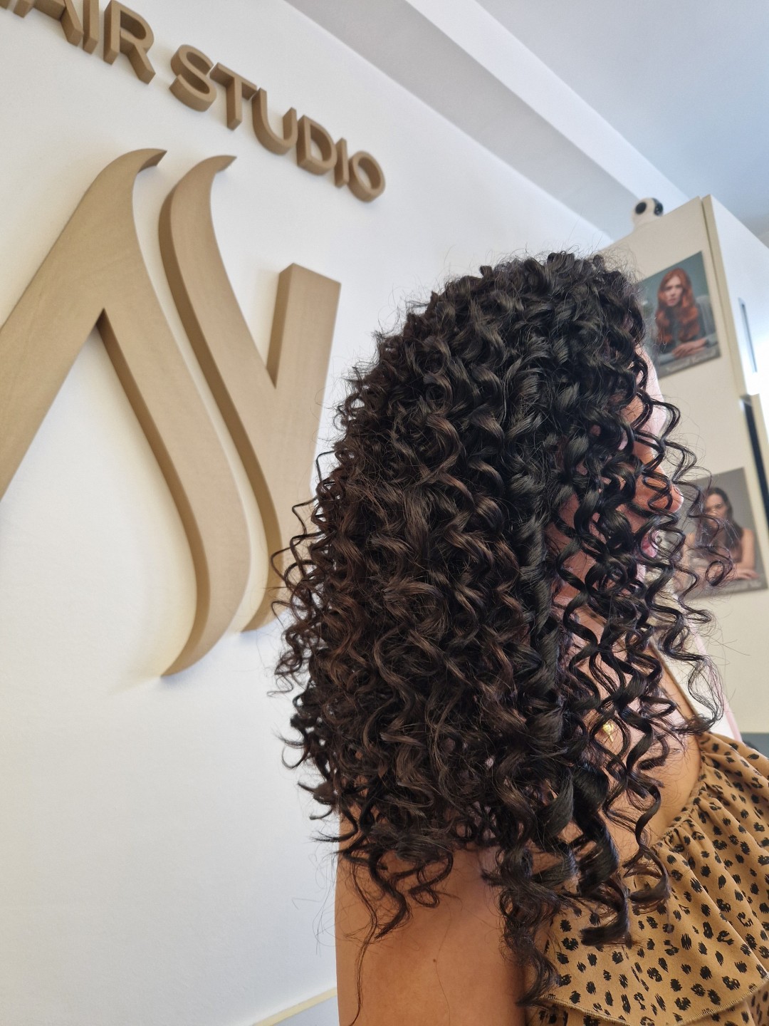 Frizerski salon W #zagreb Uvijanje, kovrče i valovi Afro kovrče - ekstra duga kosa