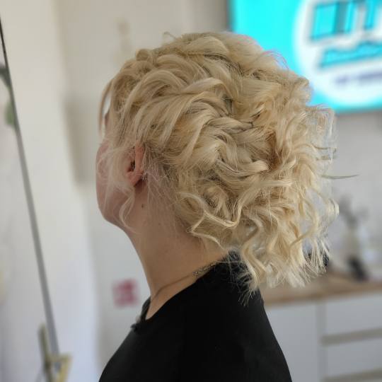 Studio Lara #velika-gorica Svečane i frizure za svadbu Svečana frizura polukopčana - poluduga kos