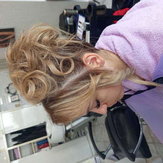 Wikleraj & Frajeraj #zagreb Svečane i frizure za svadbu Svečana frizura dignuta kosa - duga kosa