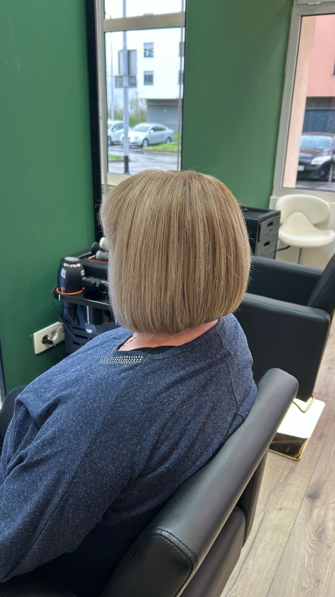 Bojanje cijele dužine + šišanje + fen frizura - kosa srednje dužine - Sukar Beauty & Spa, Zagreb Bojanje kose Frizerski saloni Bojanje kose, Zagreb, Peščenica – Žitnjak