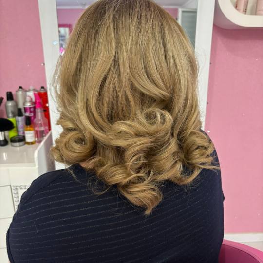 Beauty Studio Amina #zagreb Feniranje i stiliziranje Feniranje na valove / kovrče - poluduga kosa