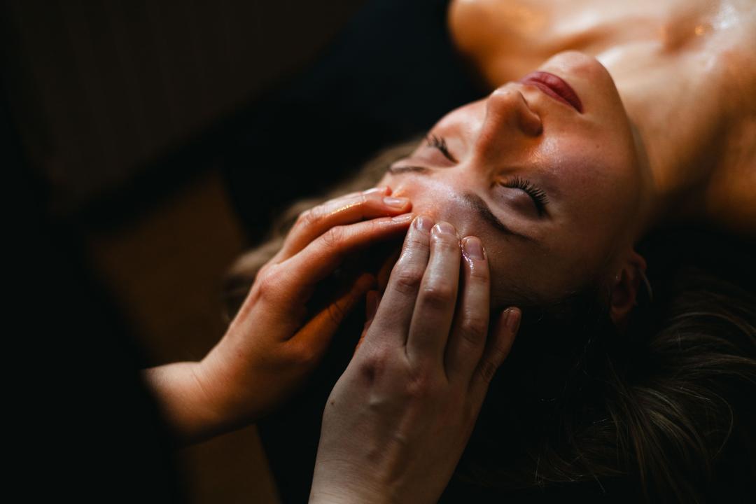 Black Line #zagreb Masaža lica Masaža lica + vrata + dekoltea + vlasišta