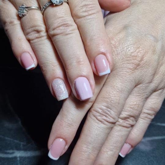 Alum beauty studio #rijeka Manikura Comby manikura + trajni lak Comby manikura je tip obrade nokti�