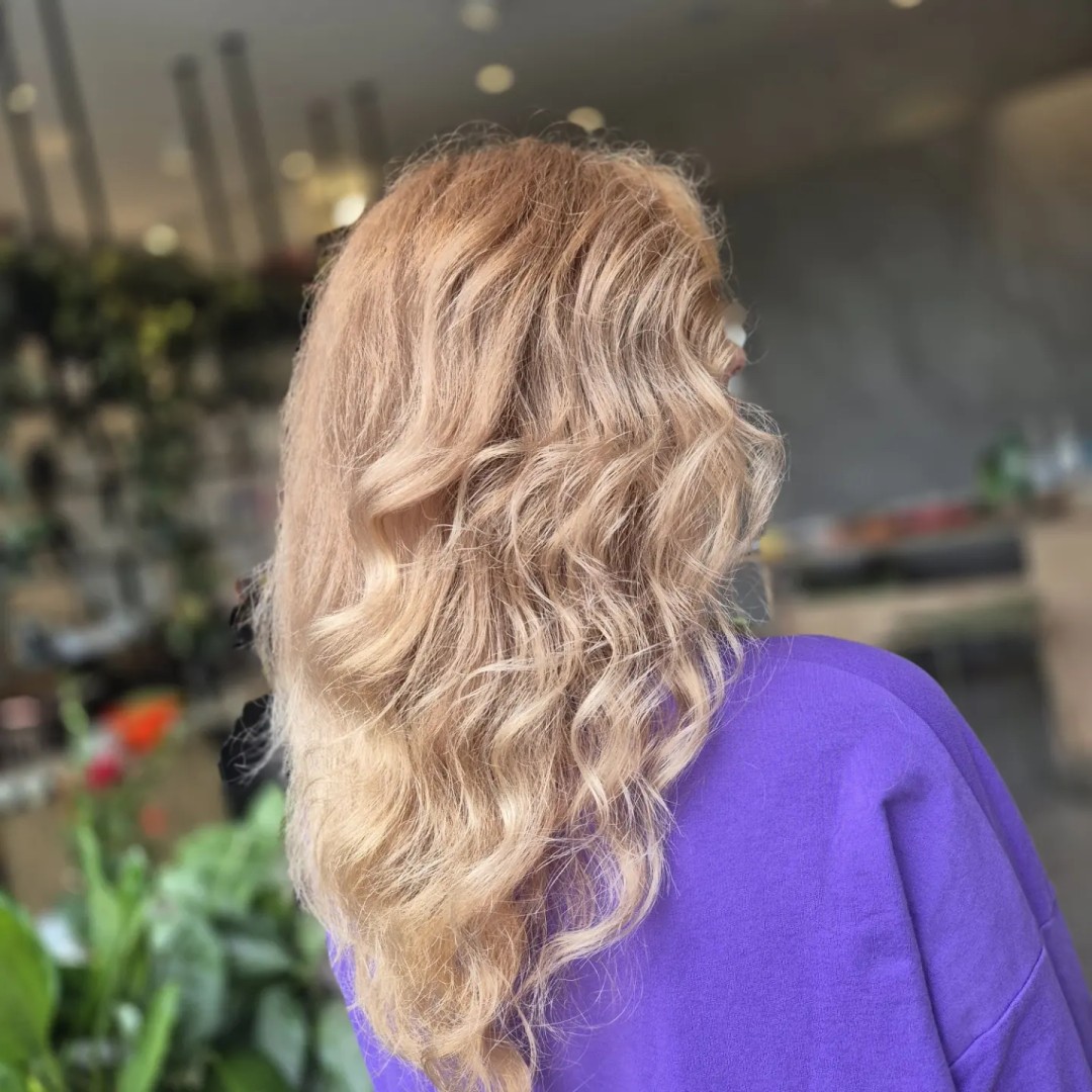 Valovi na četku - ekstra duga kosa - Frizerski salon W, Zagreb Feniranje i stiliziranje Frizerski saloni Feniranje i stiliziranje, Zagreb, Trešnjevka – sjever