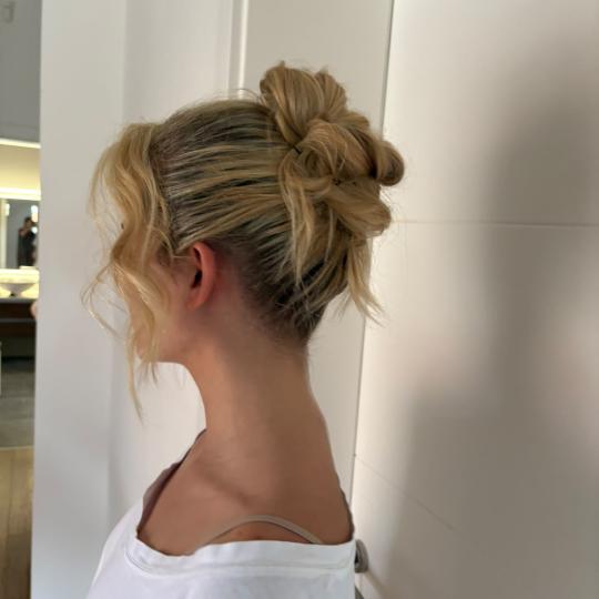 Hairlookboutique #zagreb Svečane i frizure za svadbu Svečana frizura - poluduga kosa