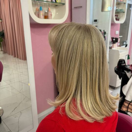 Beauty Studio Amina #zagreb Bojanje kose Površinski pramenovi + bojanje izrasta + fen frizura - pol