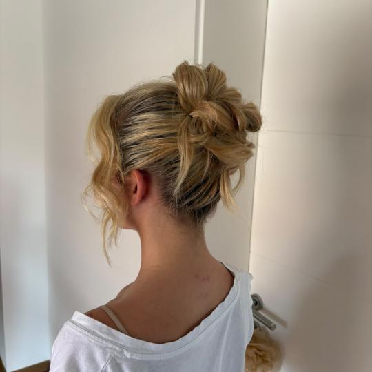 Hairlookboutique #zagreb Svečane i frizure za svadbu Svečana frizura - poluduga kosa