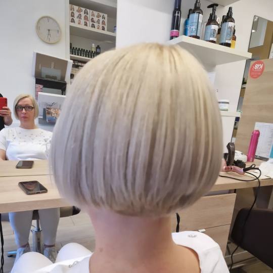 Frizerski salon W #zagreb Bojanje kose Bojanje cijele dužine - kosa srednje dužine Specijal blond