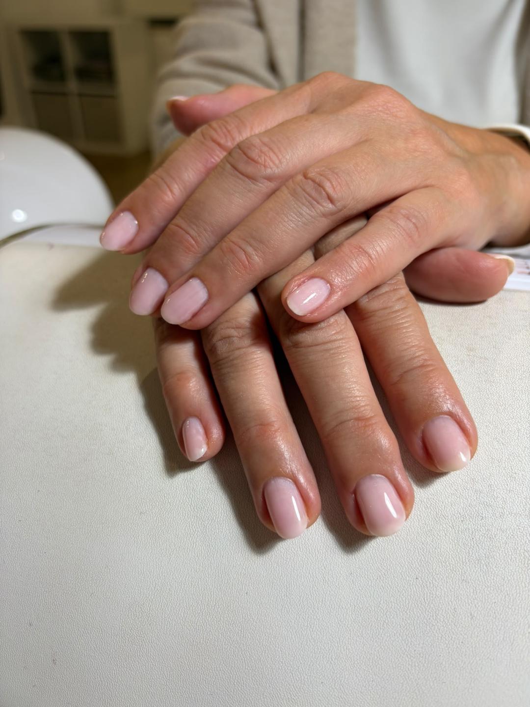 Glow Differently #zagreb Manikura Manikura + lakiranje opi lakom