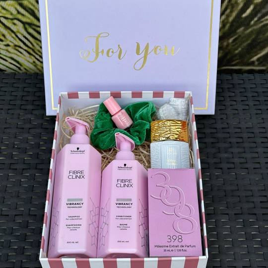 Hairlookboutique #zagreb SPA Spa Box SCHWARZKOPF SPA BOX 
Sadrži:
1.Schwarzkopf šampon za obojen