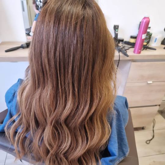 Frizerski salon W #zagreb Bojanje i pokrivanje sijede kose te lagani valovi