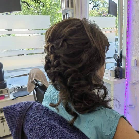 Wikleraj & Frajeraj #zagreb Uvijanje, kovrče i valovi Uvijanje kose uvijačem - duga kosa