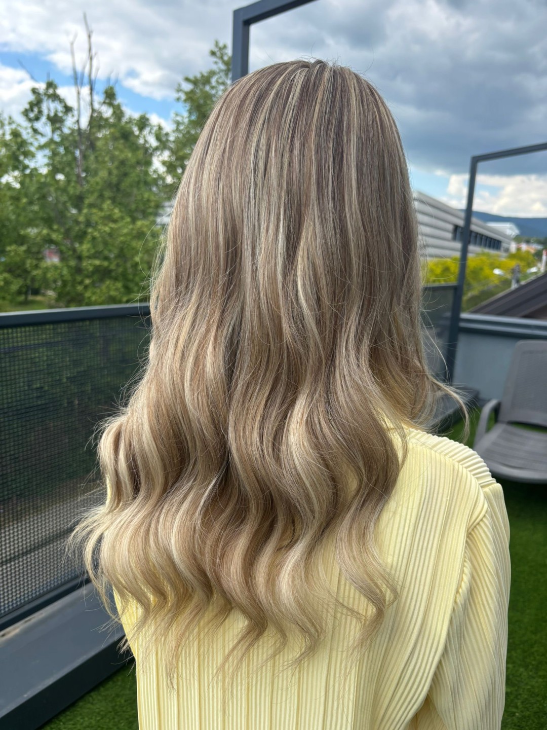 Beauty Studio Amina #zagreb Bojanje kose Površinski pramenovi + bojanje izrasta + šišanje + fen frizura - duga kosa