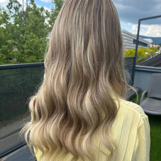 Beauty Studio Amina #zagreb Bojanje kose Površinski pramenovi + bojanje izrasta + šišanje + fen f