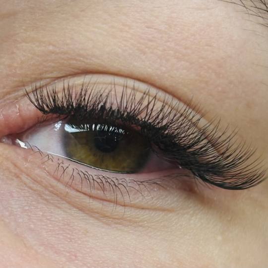 Sis Beauty Room #zagreb Nadogradnja trepavica Ugradnja volumenskih trepavica