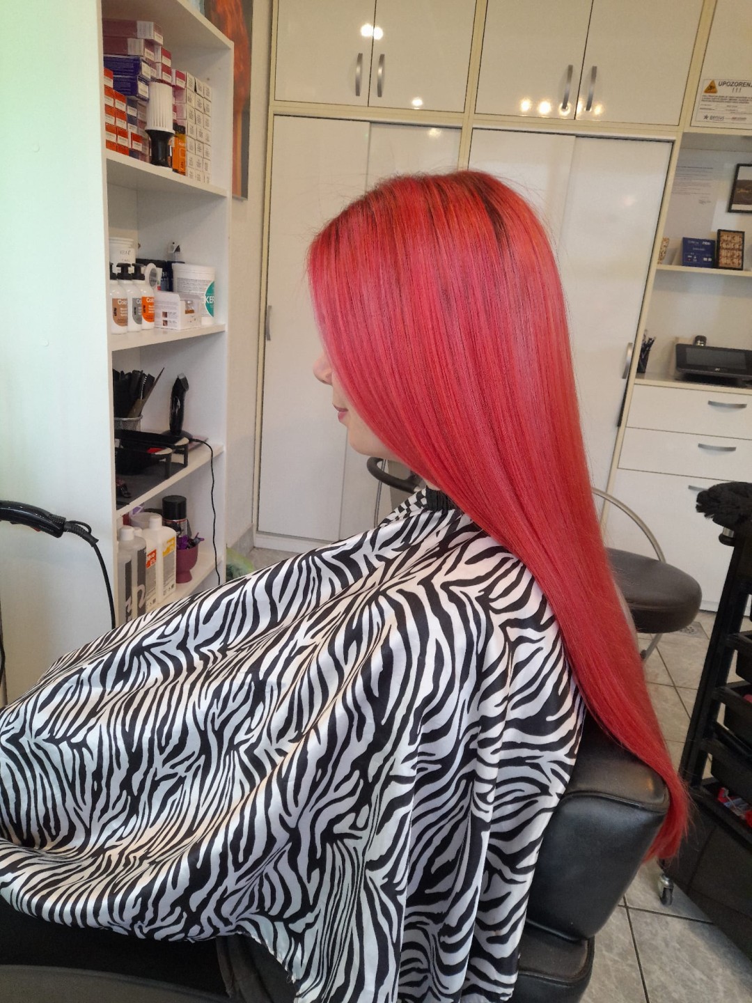 Bojanje cijele dužine trajnom bojom - jako duga kosa - Wikleraj & Frajeraj, Zagreb Bojanje kose Frizerski saloni Bojanje kose, Zagreb, Trešnjevka – jug