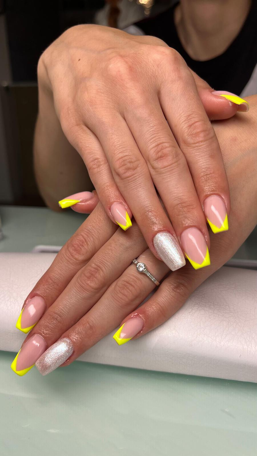 Beauty Centar Miss #zagreb Izlivanje noktiju Izlivanje noktiju gelom - M dužina