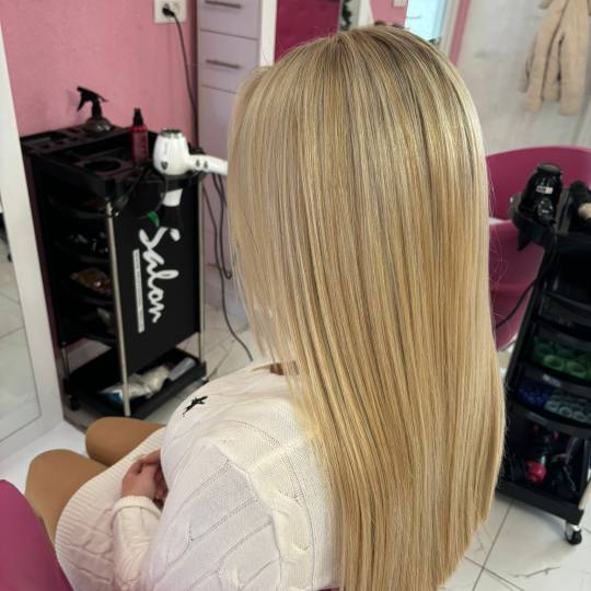 Beauty Studio Amina #zagreb Bojanje kose Površinski pramenovi + bojanje izrasta + šišanje + fen f