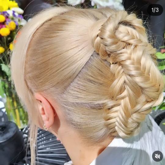 Kudos Hair #zagreb Svečane i frizure za svadbu Svečana frizura - duga kosa