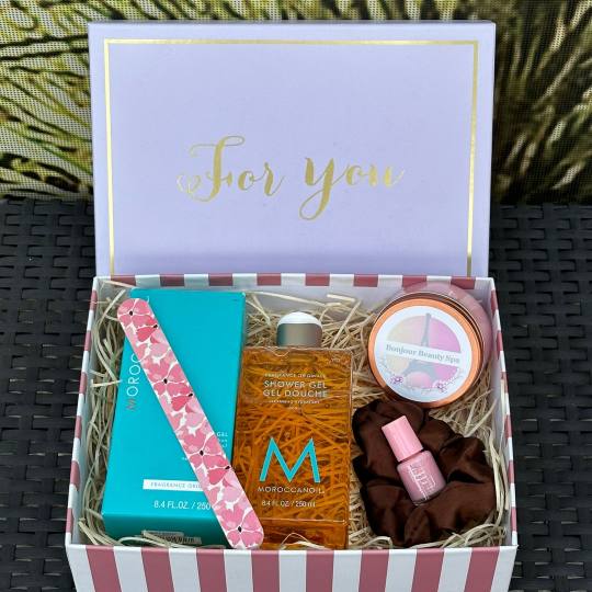 Hairlookboutique #zagreb SPA Spa Box MOROCCANOIL SPA BOX  SADRŽI :
1. MOROCCANOIL GEL ZA TUŠIRANJ