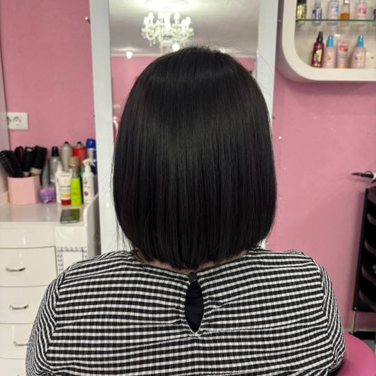 Beauty Studio Amina #zagreb Bojanje kose Bojanje cijele dužine + fen frizura - kratka kosa